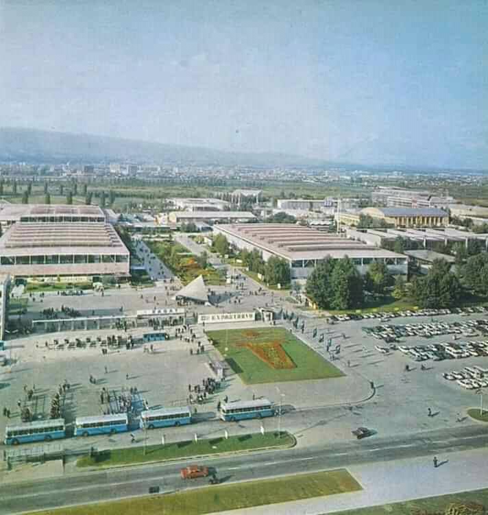 Zagrebački velesajam 1960-ih godina. Autobusi ZET-a parkirani ispred glavnog ulaza